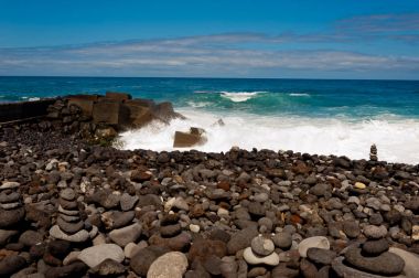 Dalga dalgakıran üzerinde kırık.