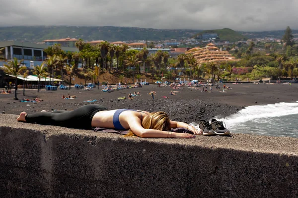 Genç Kız Plajda Dinleniyor Tenerife Adası — Stok fotoğraf