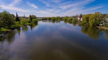 Göl şehrin havadan görünümü. Bahar.