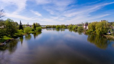 Göl şehrin havadan görünümü. Bahar.