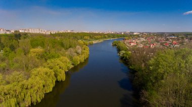 Göl şehrin havadan görünümü. Bahar.