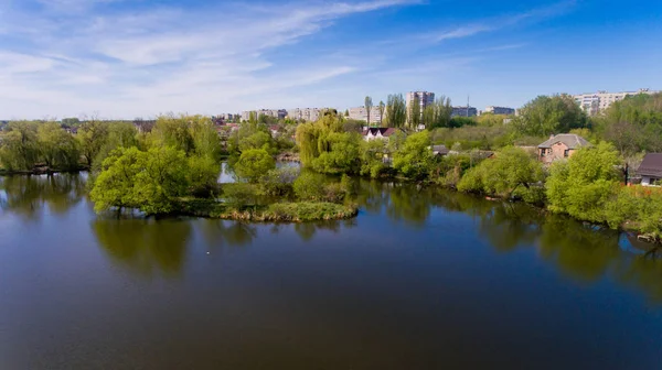 Şehir göle küçük adanın havadan görünümü.