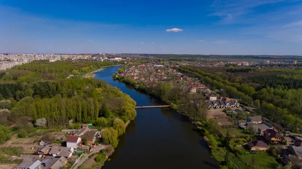 Göl ve şehir güzel sahne. Havadan görünümü.