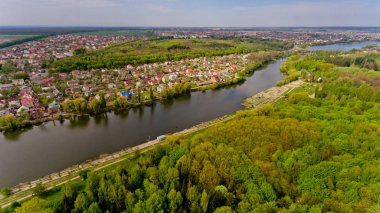 Göl ve şehir güzel sahne. Havadan görünümü.