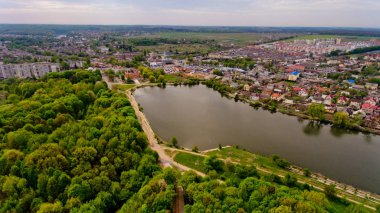 Göl ve şehir güzel sahne. Havadan görünümü.