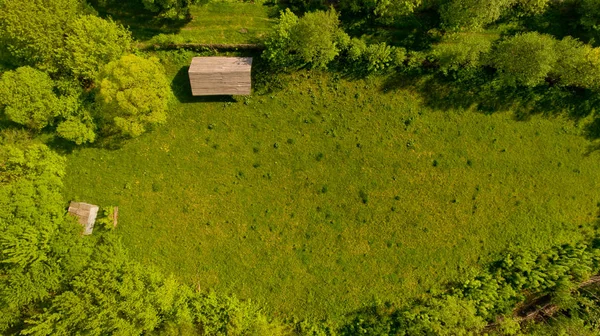 Uma Vista Superior Uma Clareira Verde Com Uma Casa Rústica — Fotografia de Stock