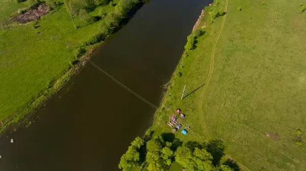 Vista Aérea Acampamento Turistas Com Tendas Margem Rio — Fotografia de Stock