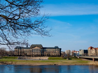 Dresden, Almanya - 02 Nisan 2018: Elbe Nehri görünümünü.