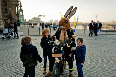 Dresden, Almanya - 02 Nisan 2018: Paskalya tavşanı bir motosiklet üzerinde iletişim kuran turistlerle.