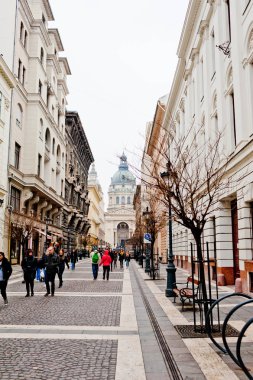 Budapest, Macaristan - 30 Mart 2018: Turistler yürüme ile tipik bir sokak görünümünü.
