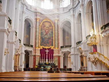 Dresden, Almanya - 02 Nisan 2018: Katolik Kilisesi. İçinde.