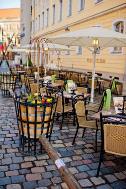 Dresden, Almanya - 02 Nisan 2018: Masa ve sandalye yaz Cafe şehrin sokak üzerinde.