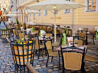 Dresden, Almanya - 02 Nisan 2018: Masa ve sandalye yaz Cafe şehrin sokak üzerinde.