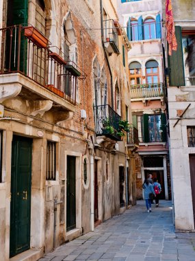 Venice, İtalya - 06 Nisan 2018: Tipik Venedik caddede güzel görünümü.