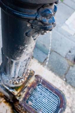 Antik çeşme musluk Venedik, seçici odak.