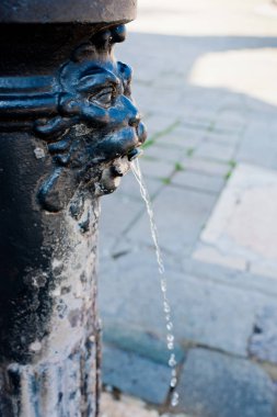 Antik çeşme musluk Venedik, seçici odak.