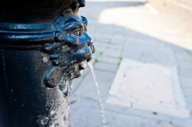 Venedik'te antika çeşme musluk, seçici odak. Yakın çekim.
