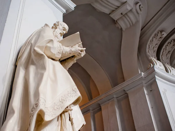 Дрезден Германия Апреля 2018 Года Католическая Церковь Внутрь Скульптура Монаха — стоковое фото