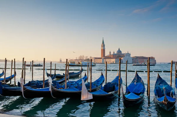 Wenecja Włochy Kwietnia 2018 Gondole Molo Canale Grande Wenecji Włochy — Zdjęcie stockowe