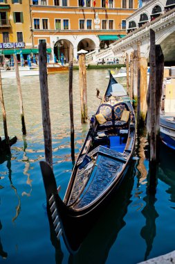 Venice, İtalya - 06 Nisan 2018: Gondol rıhtımda demirli.