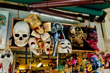 Venice, İtalya - 06 Nisan 2018: Vinezian maskeli vitrin.