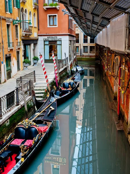 Venice Włochy Kwietnia 2018 Gondola Jest Zacumowany Przy Przystani — Zdjęcie stockowe