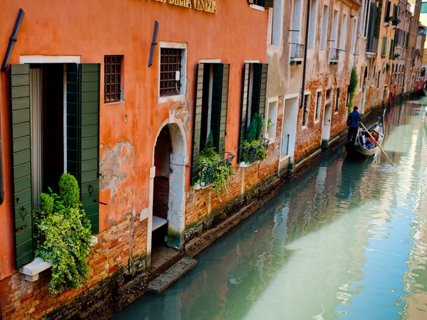 Venice Olaszország 2018 Április Nézd Egy Tipikus Velencei Csatorna — Stock Fotó