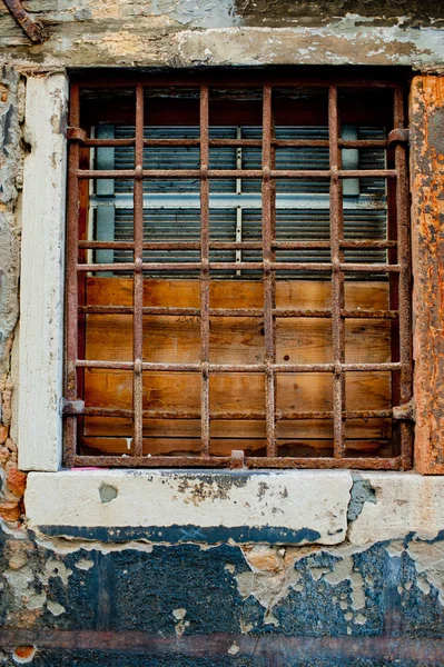 城市的旧窗户 — 图库照片