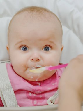 Anne bebeğini kaşıkla besliyor.. 