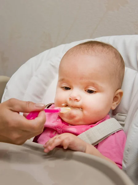 Moeder Voeden Haar Baby Meisje Met Een Lepel — Stockfoto