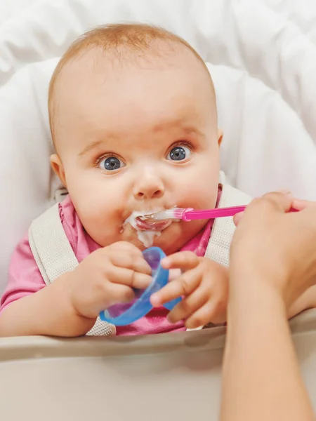 Mãe Alimentando Seu Bebê Menina Com Uma Colher — Fotografia de Stock