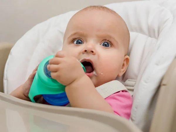 Bebé Bebe Agua Biberón — Foto de Stock