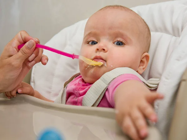 Madre Alimentando Bebé Con Una Cuchara — Foto de Stock