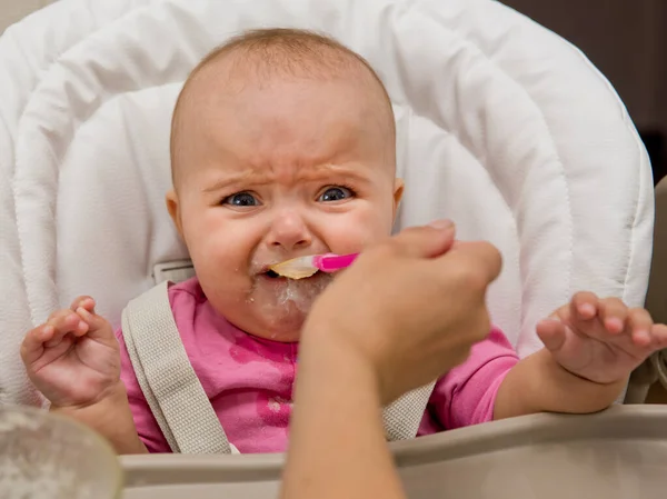 Madre Alimentando Bebé Con Una Cuchara Bebé Está Llorando Quiere — Foto de Stock