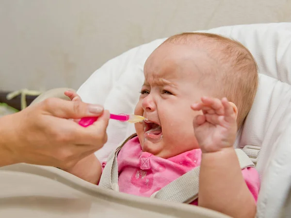 Madre Alimentando Bebé Con Una Cuchara Bebé Está Llorando Quiere Fotos de stock