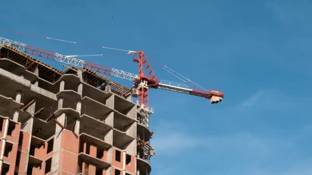 Pohled na budovu ve výstavbě. Tower Crane. — Stock video