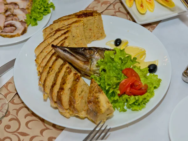 Brochet Farci Aux Légumes Légumes Verts — Photo