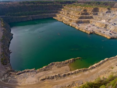 Madencilik sonrası taş ocağı suyla doludur. Hava görünümü.