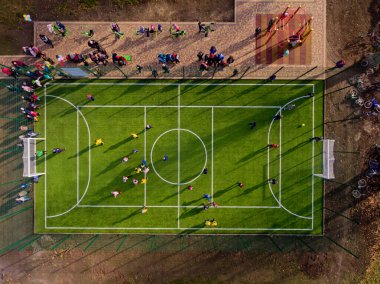 Yeşil futbol stadyumu sahası. Havadan üst görünüm.