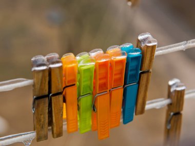 Buzla kaplı bir ipte mandallar. Plastik ve ahşap.