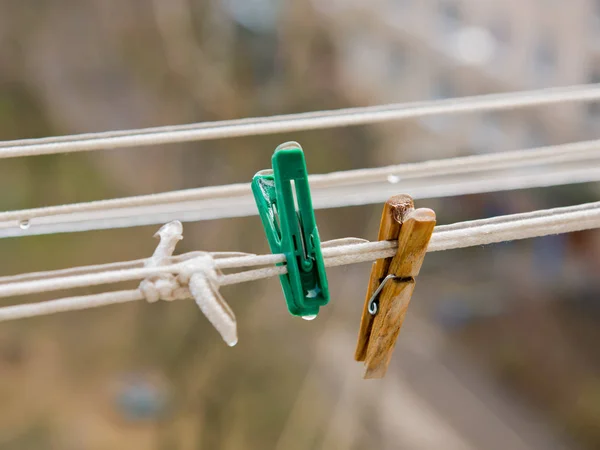 Deux Pinces Linge Sur Une Corde Linge Recouverte Glace — Photo