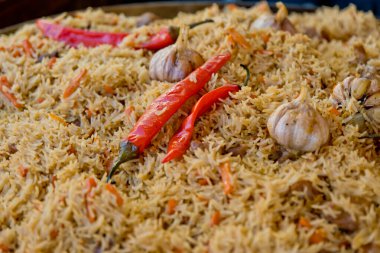 Sarımsak ve biberli nefis pilav. Yakın plan..