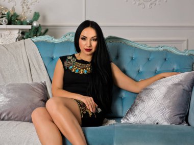 Kanepede siyah saçlı kız..