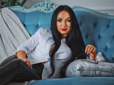 Kanepede siyah saçlı kız..