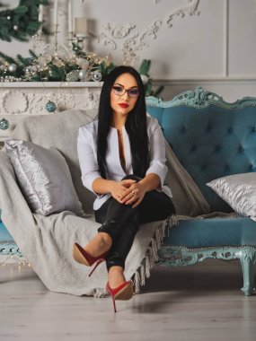 Yeni yıl süslemelerinde siyah saçlı ve gözlüklü kız.