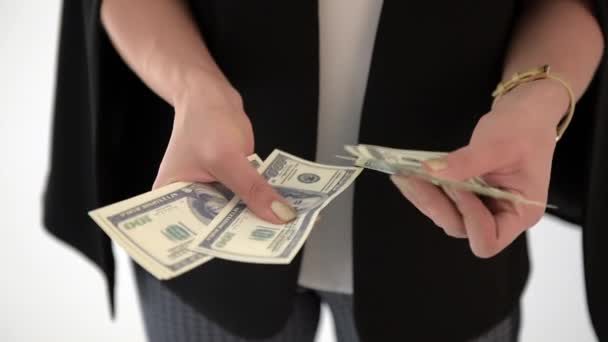 Visa av en affärskvinna räknar många amerikanska 100 räkningar. — Stockvideo