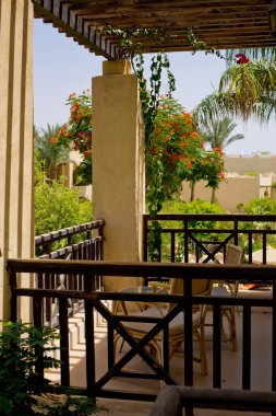 Otelin verandasına bakın..