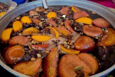 Büyük bir kazanda şarap kaynattım. Kış festivalinde vitaminler.