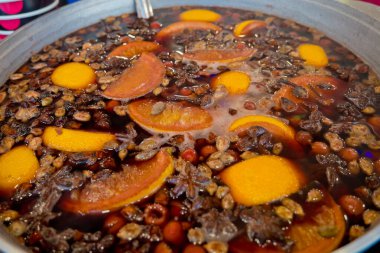 Büyük bir kazanda şarap kaynattım. Kış festivalinde vitaminler.