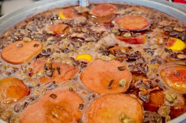 Büyük bir kazanda şarap kaynattım. Kış festivalinde vitaminler.